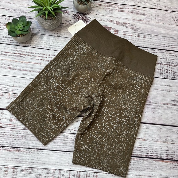 Lululemon Ebb to Street HR 8” Short - Picture 2 of 6